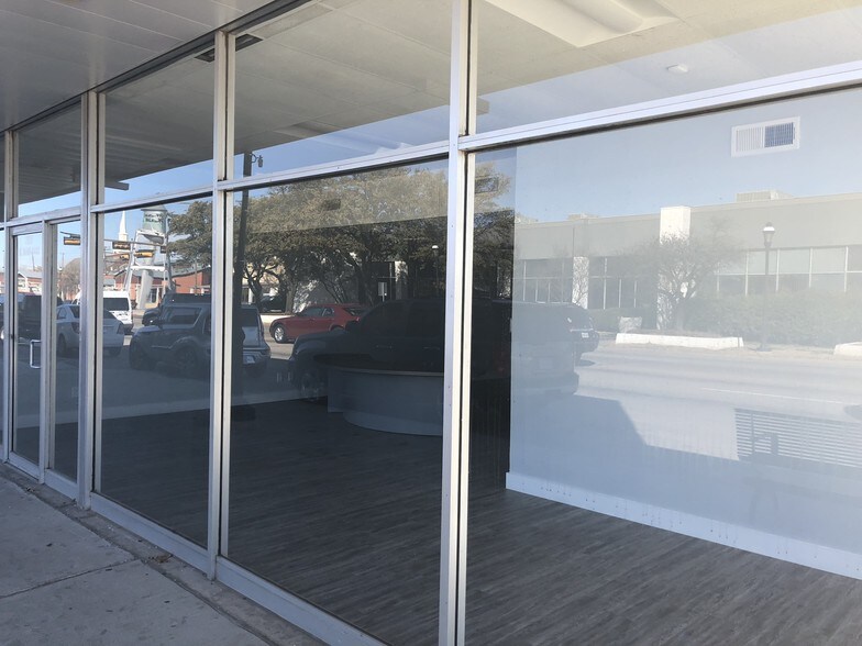 More Photos Of 209 W Main St, Grand Prairie Storefront Retail Office For Lease