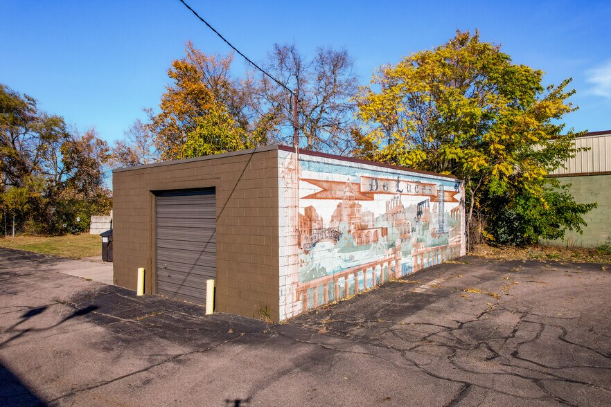 More Photos Of 2006 W Willow St, Lansing Restaurant For Sale