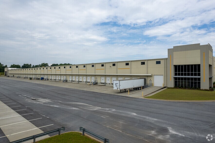 More Photos Of 497 Robin Lake Rd, Duncan Distribution For Lease