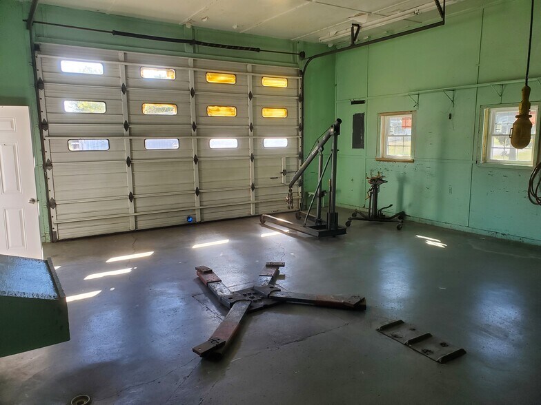 More Photos Of 401 N 3rd St, Lilbourn Flex For Sale