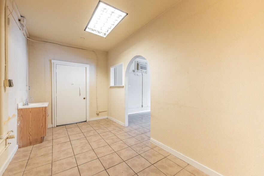 More Photos Of 1006 West Ave, San Antonio Freestanding For Sale
