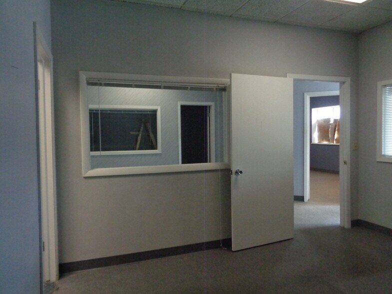 More Photos Of 3903-3913 S Lynn Ct, Independence Office For Sale