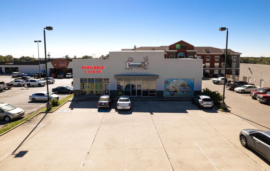 More Photos Of 250 Highway 290 W, Elgin Freestanding For Sale