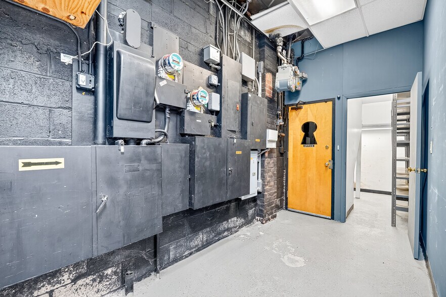 More Photos Of 22 W Lincoln Ave, Mount Vernon Freestanding For Lease