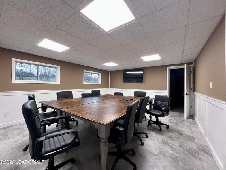 More Photos Of 1401 E Main St, Linn Flex For Sale