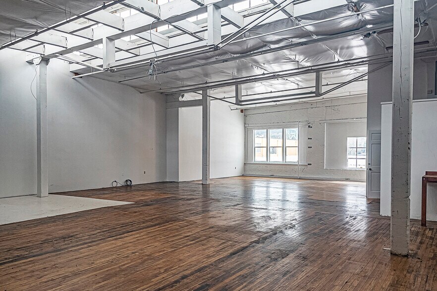 More Photos Of 6635 N Baltimore Ave, Portland Light Manufacturing For Lease