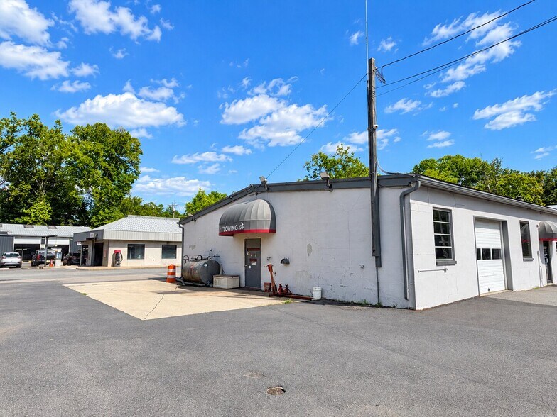 More Photos Of 633 Water St, Belvidere Service Station For Sale