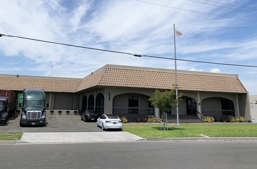 More Photos Of 3233 W Castor St, Santa Ana Manufacturing For Lease