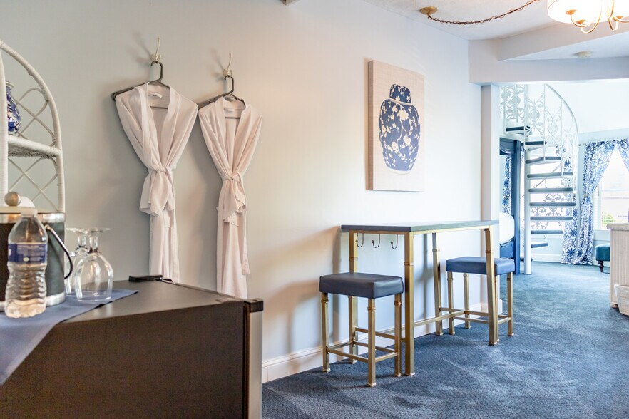 More Photos Of 231 Main St, Frankfort Hotel For Sale