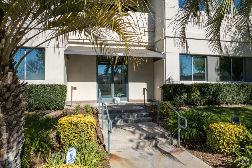 More Photos Of 17909 Soledad Canyon Rd, Santa Clarita Medical For Lease