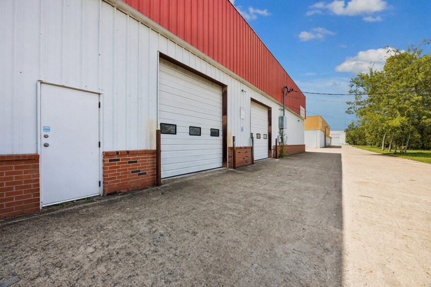 More Photos Of 10631 Joseph Clayton Dr, Austin Warehouse For Sale