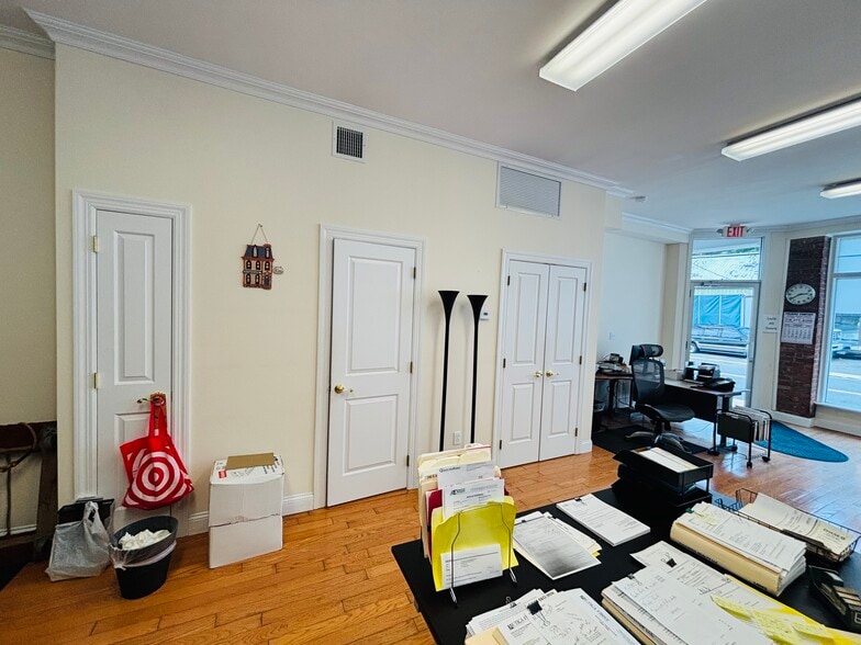 More Photos Of 129 Glenwood Rd, Glenwood Landing Freestanding For Lease