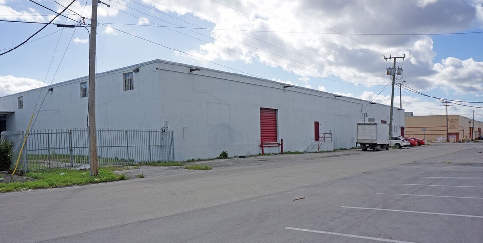 More Photos Of 3690 NW 52nd St, Miami Warehouse For Lease