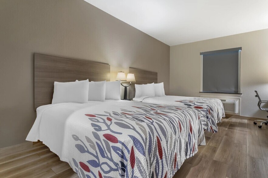 More Photos Of 702 Highway 146 S, La Porte Hotel For Sale