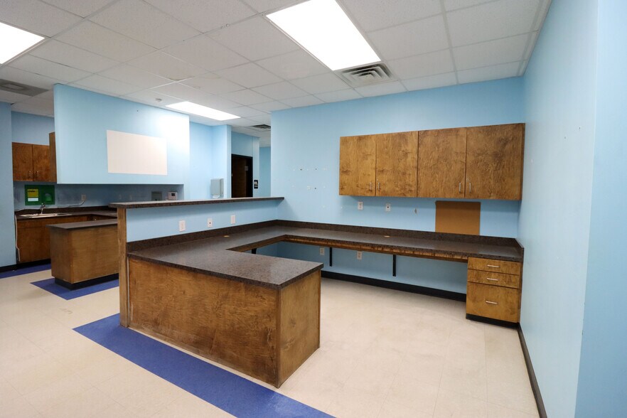 More Photos Of 210 W Longview Ave, Midland Storefront For Lease