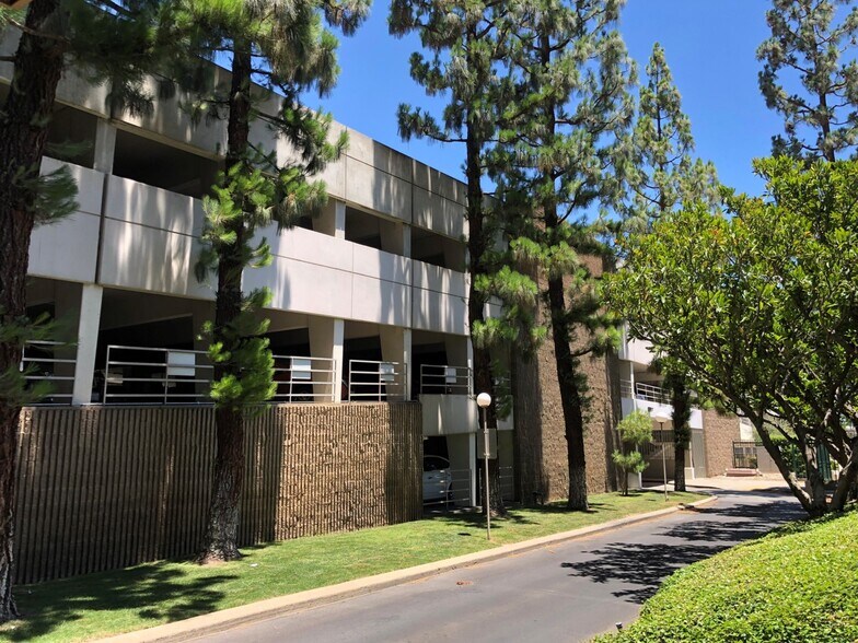 More Photos Of 1430 Truxtun Ave, Bakersfield Office For Lease