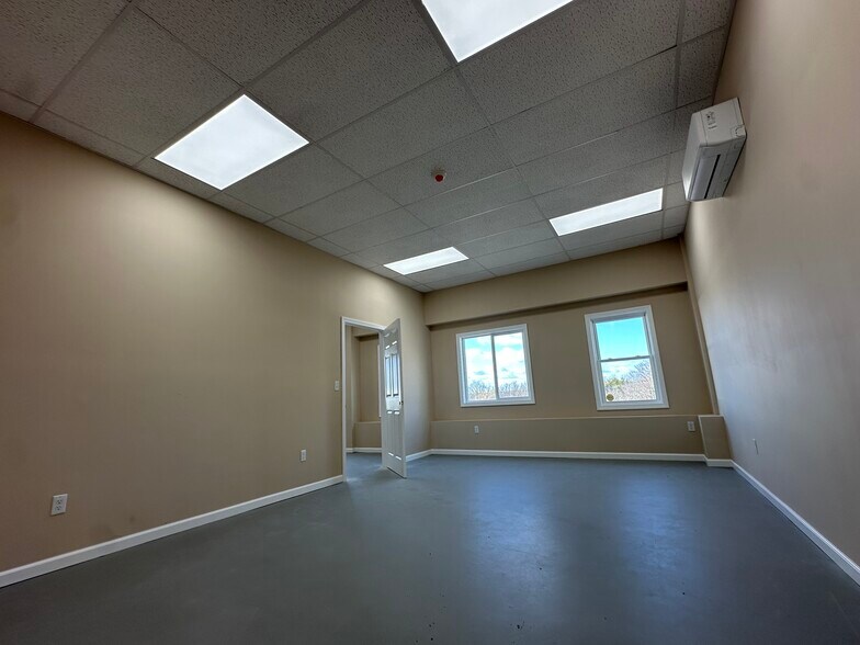 More Photos Of 226 Norwich Rd, Plainfield Warehouse For Lease