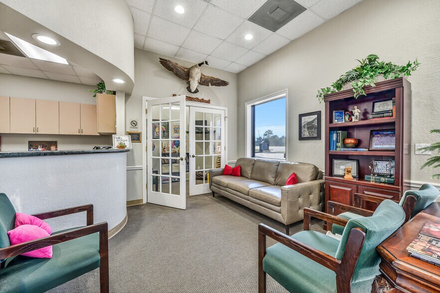 More Photos Of 2401 Parkwood Ave, Friendswood Office For Sale