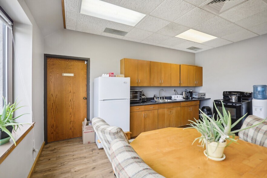 More Photos Of 101 Jones St, Barneveld General Retail For Sale