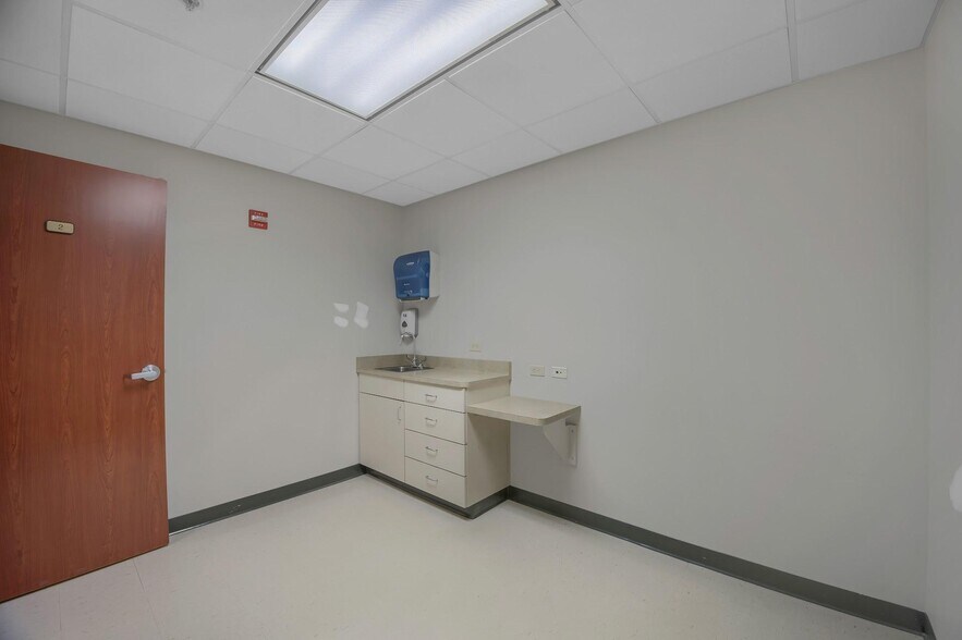 More Photos Of 21 Laurel Ave, Cornwall Medical For Lease