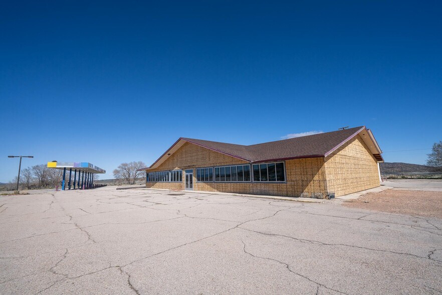More Photos Of 225 N Highway 91, Summit Service For Lease