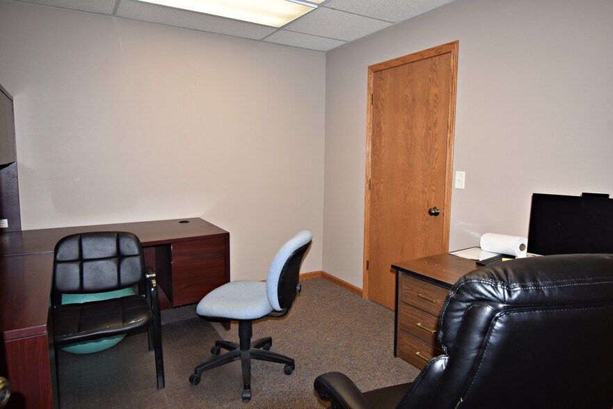 More Photos Of 14 E Charles St, Oelwein Office For Sale