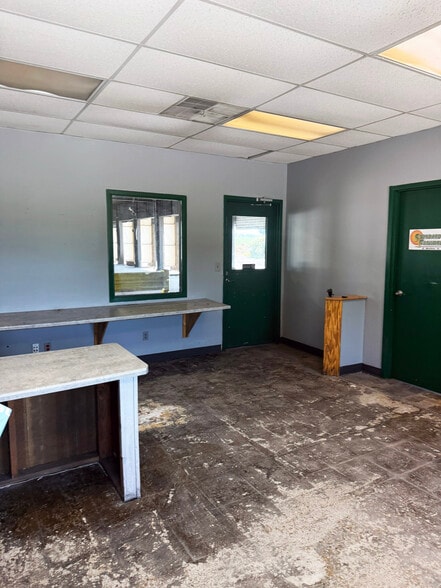 More Photos Of 5601 IN-32, Crawfordsville Truck Terminal For Sale