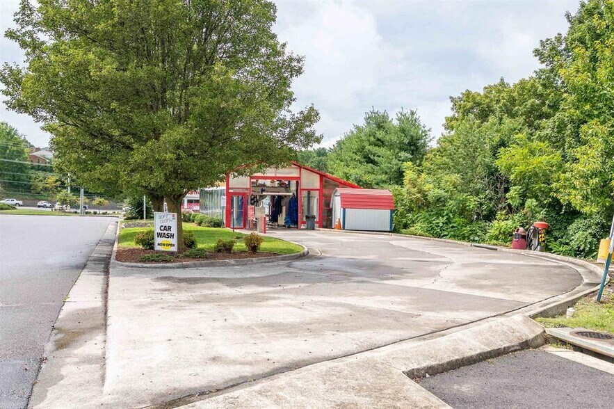 More Photos Of 567 Franklin, Christiansburg Freestanding For Sale