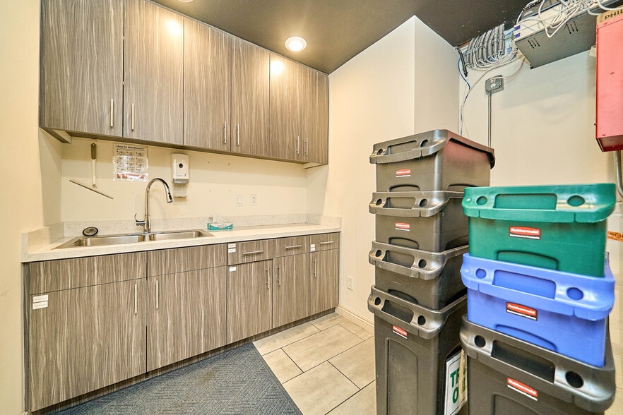 More Photos Of 852 S Robertson Blvd, Los Angeles Medical For Lease