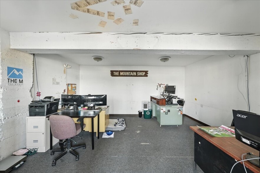 More Photos Of 2975 NE Sandy Blvd, Portland Storefront For Sale