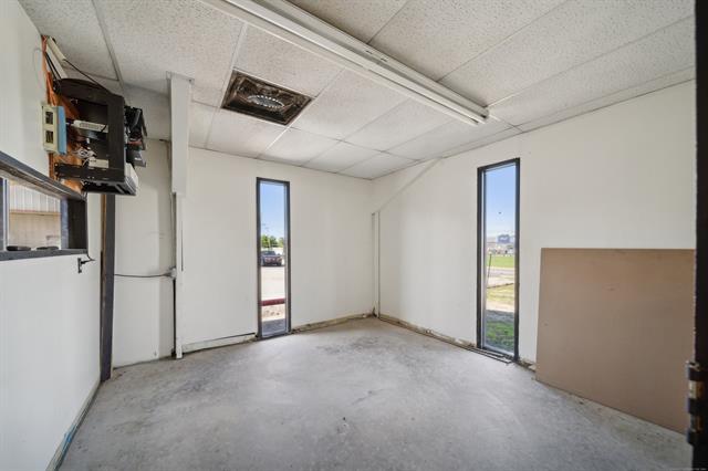 More Photos Of 104 N Lombard Ln, Skiatook Flex For Sale