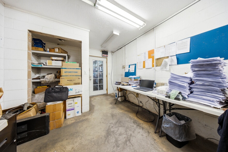 More Photos Of 1794 Haleukana St, Lihue Warehouse For Sale