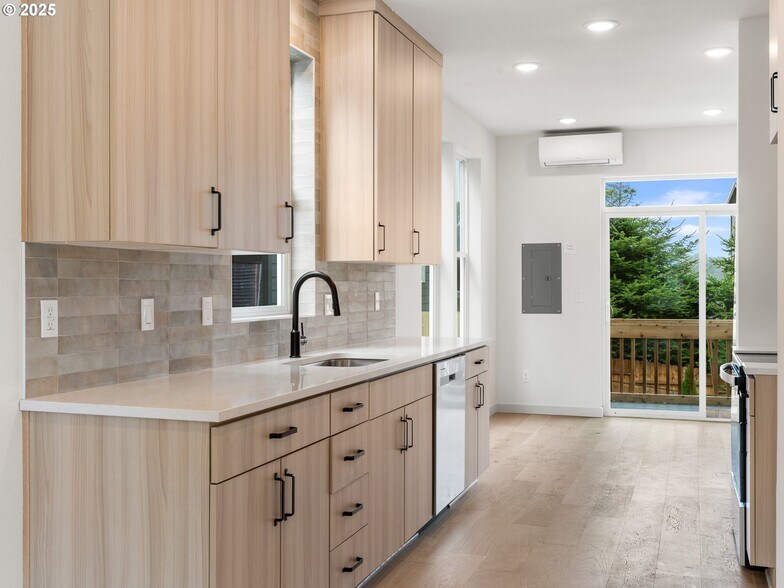 More Photos Of 305 Jetty ave, Lincoln City Multifamily For Sale