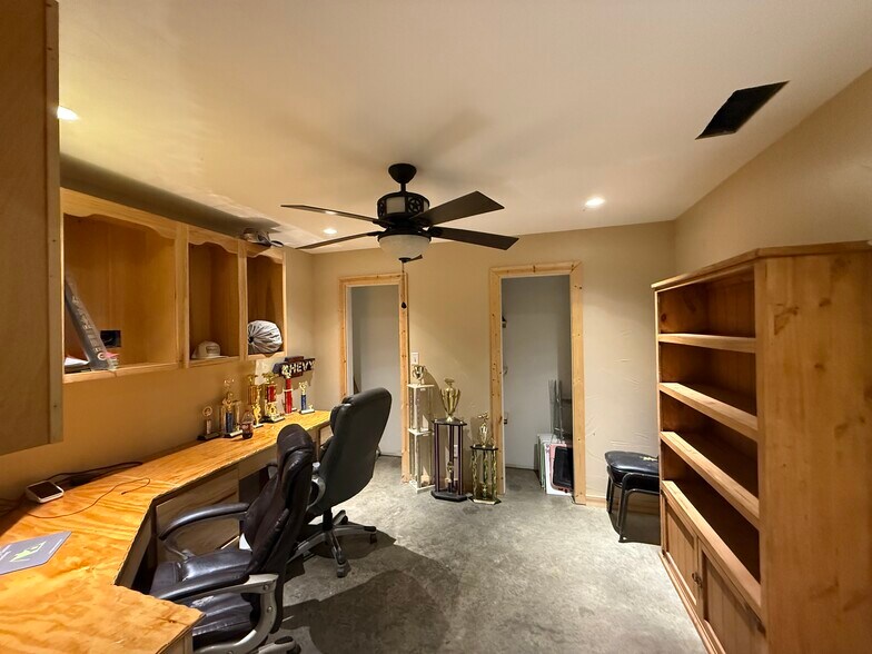 More Photos Of 10015 FM 751, Quinlan Flex For Lease