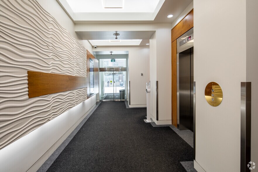 More Photos Of 10 King St E, Toronto Office For Lease