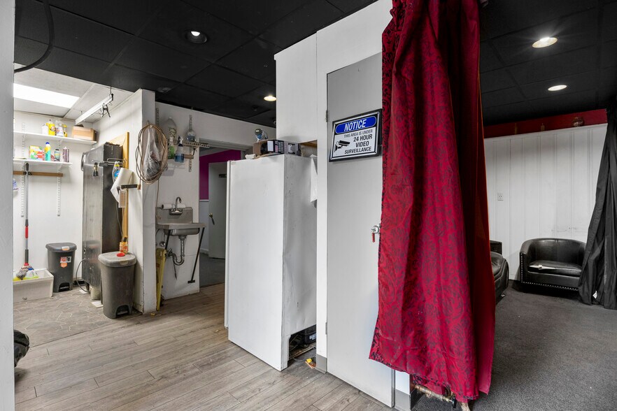 More Photos Of 1118 Broadway, Albany Bar For Sale