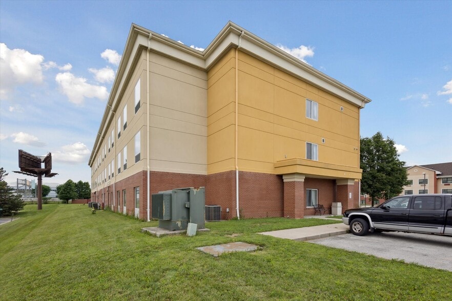 More Photos Of 2750 Fortune Cir W, Indianapolis Hotel For Sale