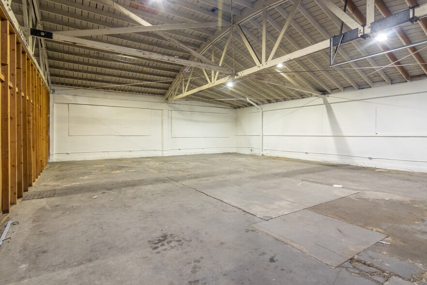 More Photos Of 11129 Hartsook St, North Hollywood Warehouse For Lease