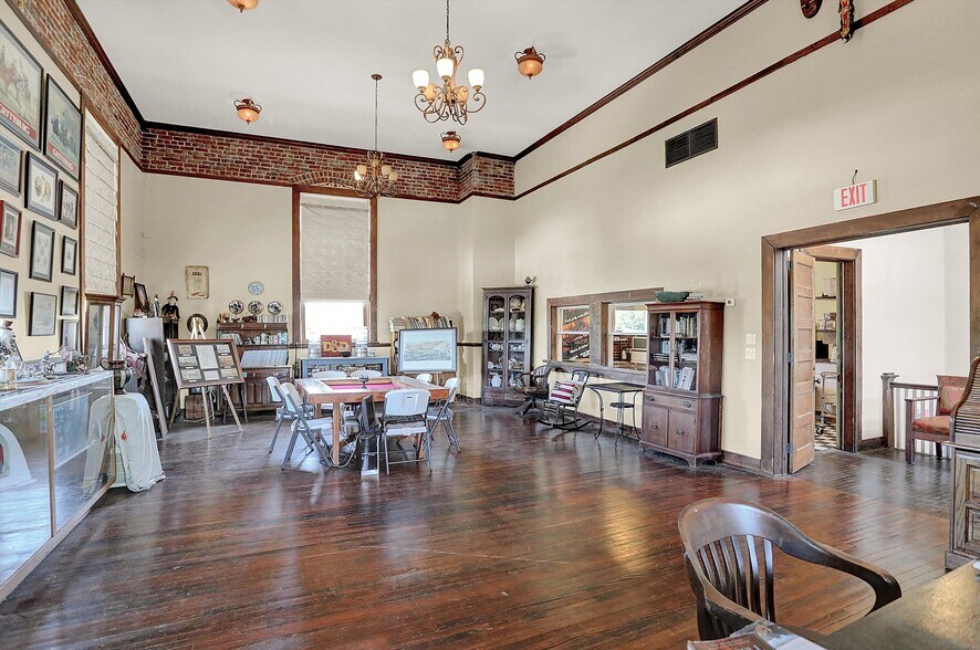 More Photos Of 111 S Walnut St, Edinburgh Theater Concert Hall For Sale