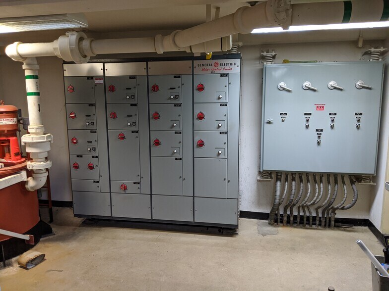 More Photos Of 19103 US-54, Encino Specialty For Sale