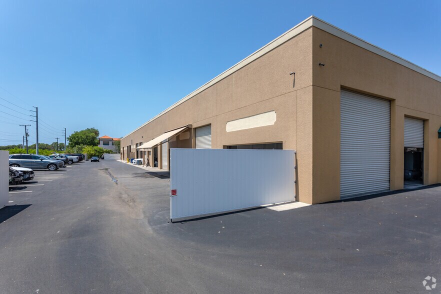 More Photos Of 1030 Collier Center Way, Naples Showroom For Lease