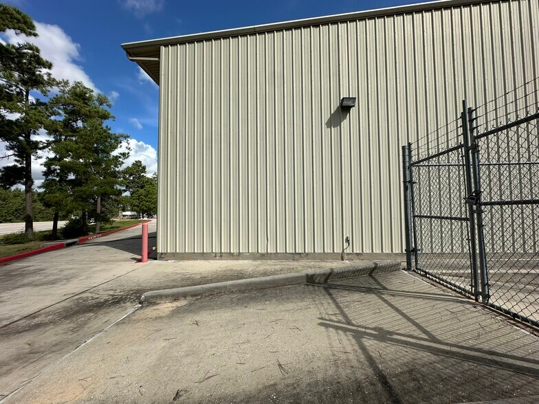 More Photos Of 1209-1215 N FM 3083 Rd E, Conroe Warehouse For Lease
