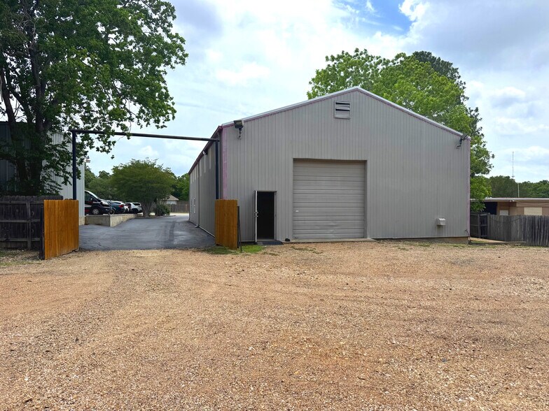More Photos Of 3828 S College Ave, Bryan Office For Lease