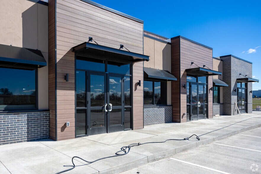 More Photos Of Highway 28 & Turnberry Road, Norwalk Storefront Retail Office For Lease