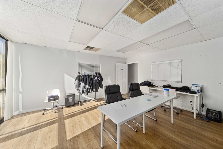 More Photos Of 647 W Avenue L 14, Lancaster Service For Lease