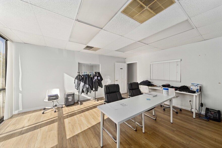 More Photos Of 647 W Avenue L 14, Lancaster Service For Lease