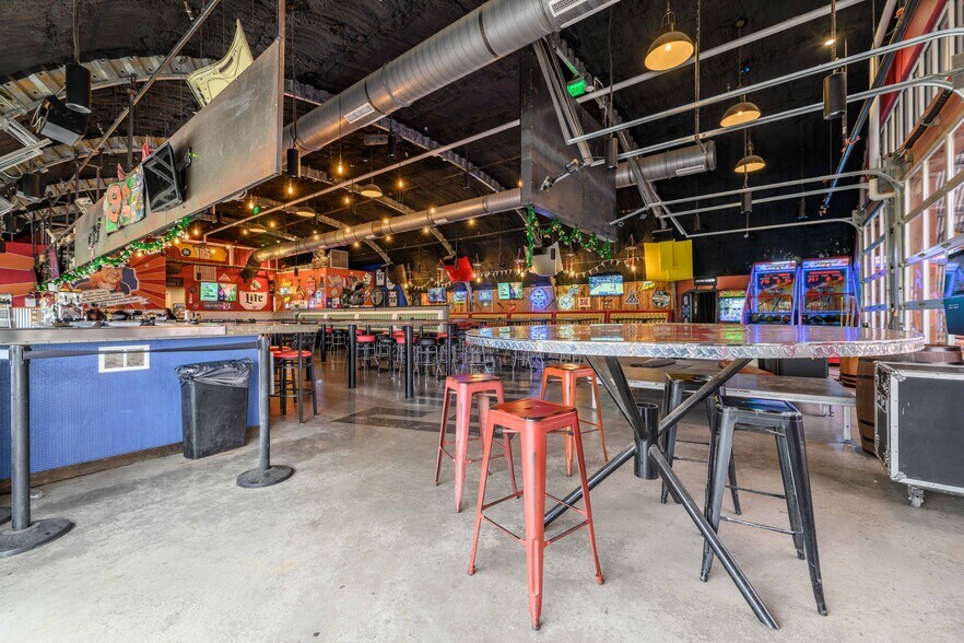 More Photos Of 309 S Oak St, Roanoke Restaurant For Lease