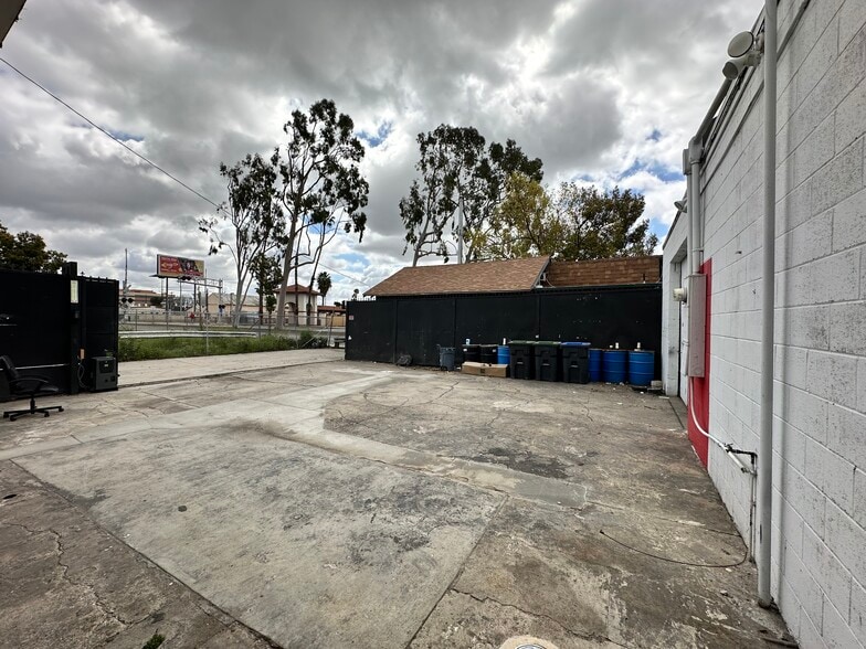 More Photos Of 921-923 Logan St, Santa Ana Office For Sale