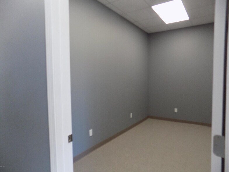 More Photos Of 1575 W Central Ave, Wiggins Office For Sale