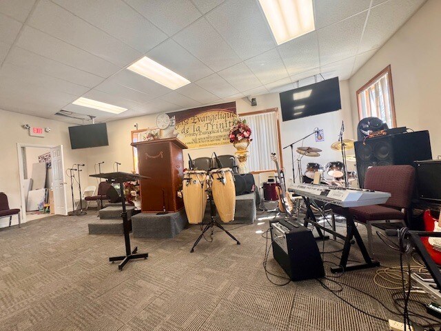 More Photos Of 1224 Hyde Park Ave, Hyde Park Loft Creative Space For Lease